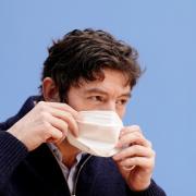 Drosten rät auch mit Blick auf die kommenden Monate zum Tragen einer FFP2-Maske in Innenräumen.
