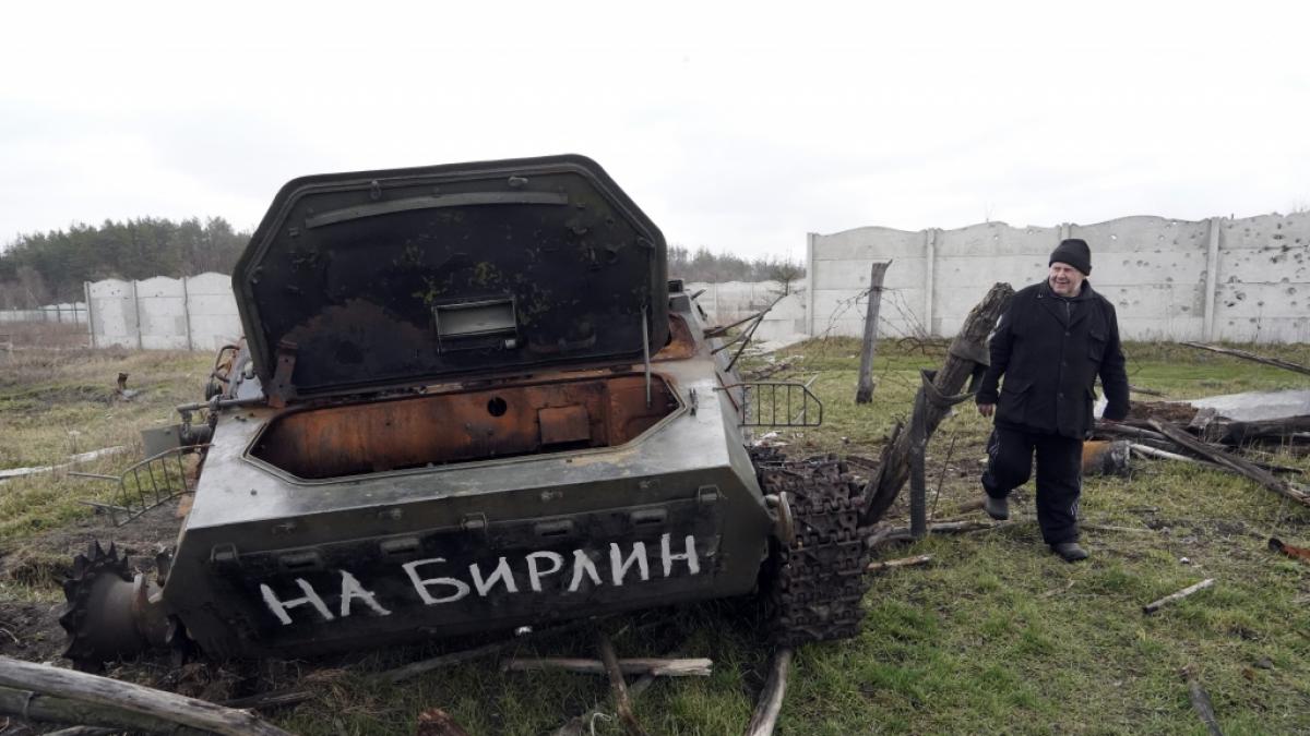 Ein russischer Panzer mit der Aufschrift "nach Berlin" wurde von ukrainischen Kr&auml;ften ausgeschaltet. (Foto)