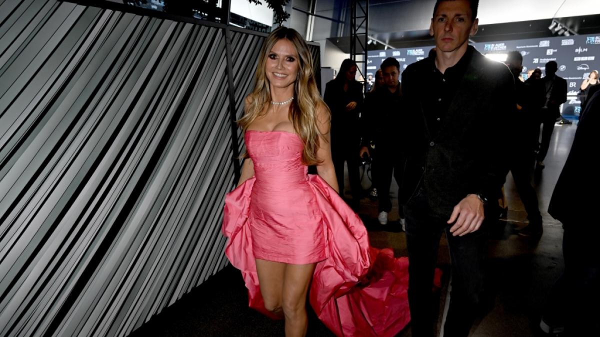 Heidi Klum erschien zum TV  Streaming Award "Blauer Panther" in einem rosafarbenen Kleid. Nach einer Schweinshaxen-Mahlzeit hatte sie Probleme beim Ausziehen. (Foto)