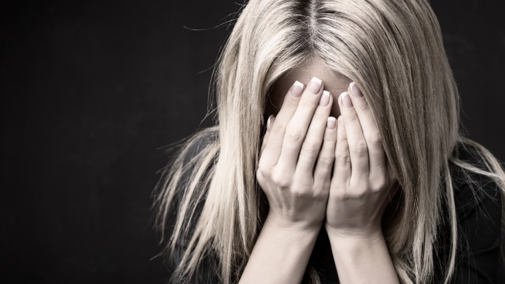 Ein Elternpaar aus Augsburg soll seine Tochter jahrelang sadistisch gequält haben - jetzt wurde das überraschend milde Urteil für die Horror-Eltern gefällt (Symbolfoto).
