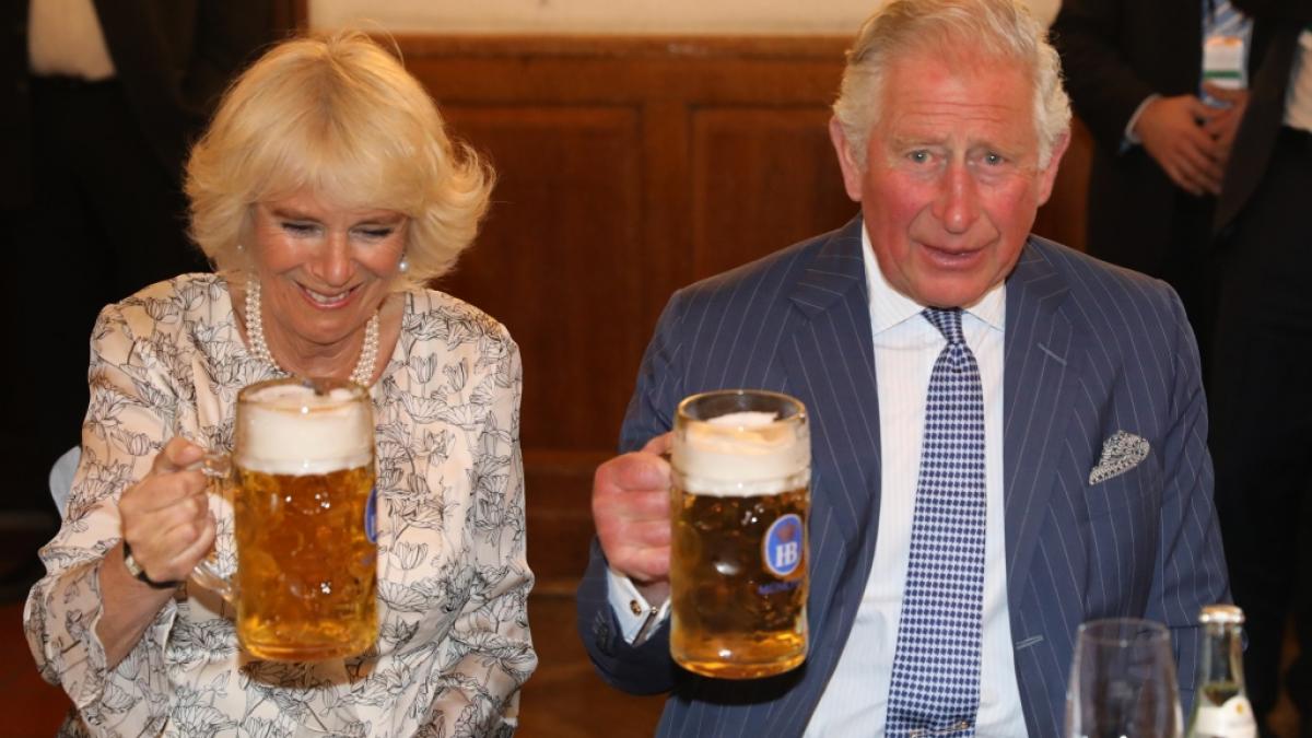 Cheers! Camilla Parker-Bowles und Prinz Charles wissen, wie man die sch&ouml;nen Seiten des Lebens genie&szlig;t. (Foto)