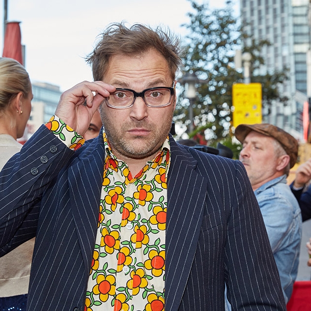 Welcher Mensch verbirgt sich hinter der eigenwilligen Comedy-Figur?