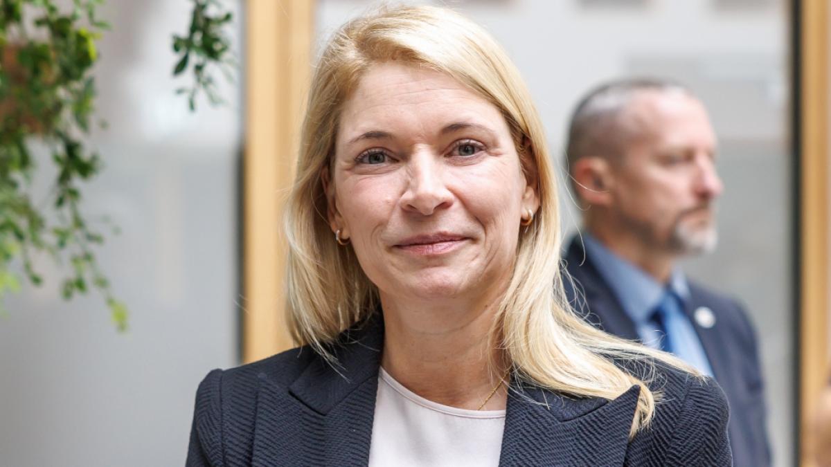 Evelyn Palla kommt zur Pressekonferenz zur Vorstellung der neuen Bahn-Strategie. (Foto)