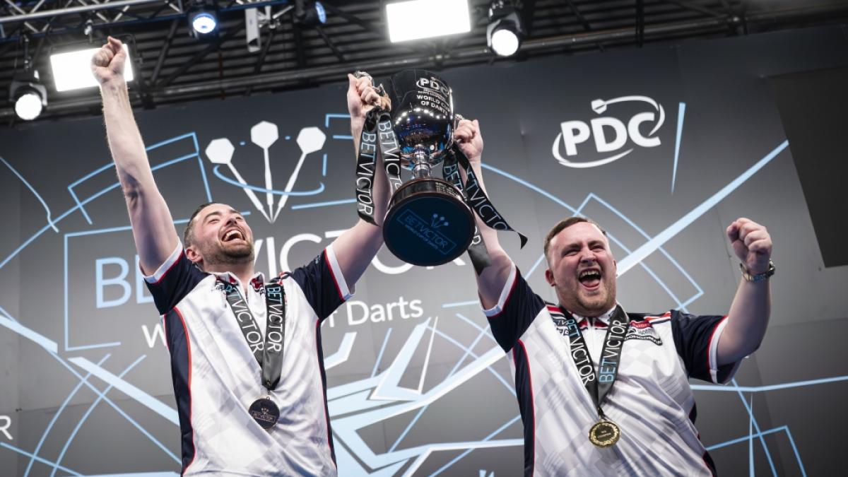 Team England, bestehend aus "Cool Hand Luke" Humphries und Luke "The Nuke" Littler, feiert den Sieg bei der Team-WM 2026 in Frankfurt. (Foto)