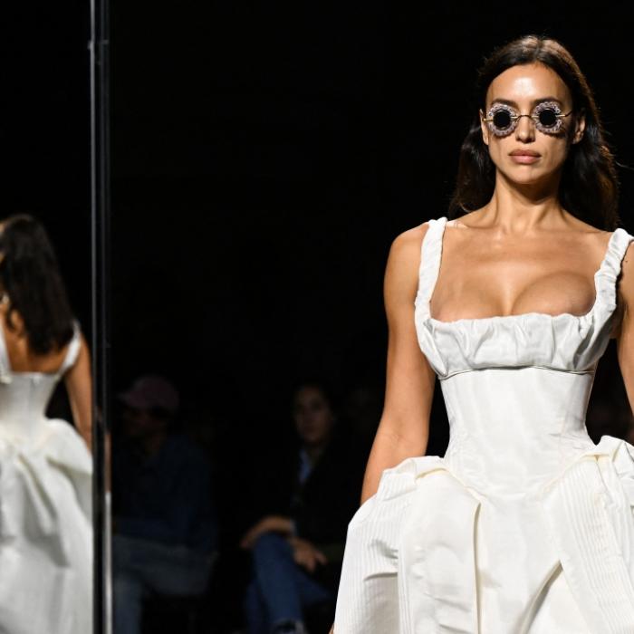 Hier lässt das Topmodel seine prallen Schmuckstücke funkeln