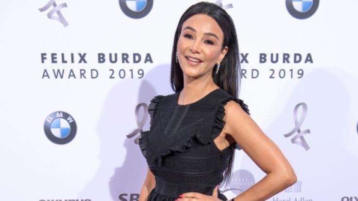 Verona Pooth verzückt im Schnür-Badeanzug.