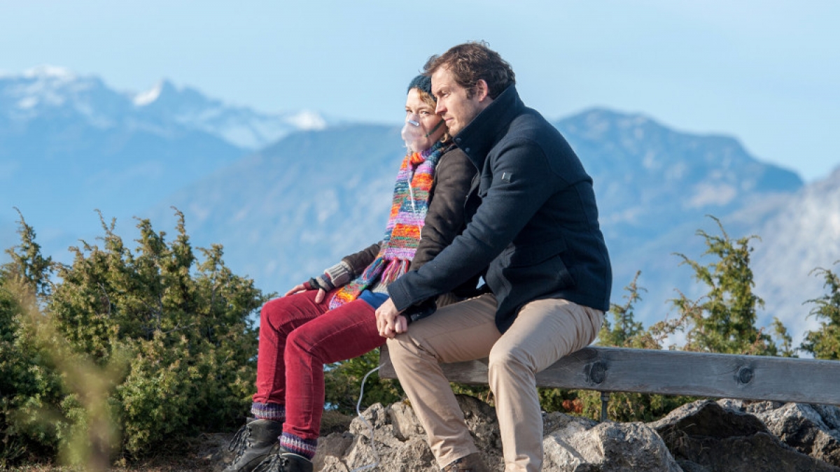 Pia (Angelina H&auml;ntsch, l.) und Jan (Stefan Murr) begeben sich bei "Der Bergdoktor" auf "Die letzte Reise". (Foto)