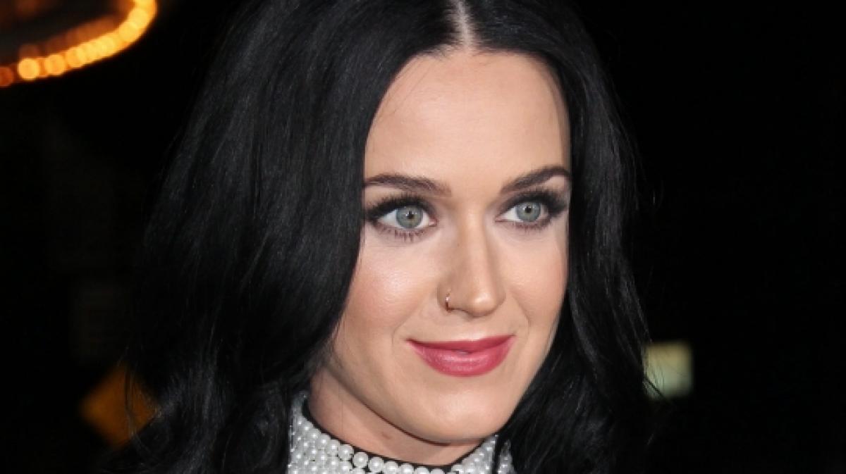 Katy Perry l&auml;sst im hautengen Lederkleid ganz sch&ouml;n tief blicken. (Foto)