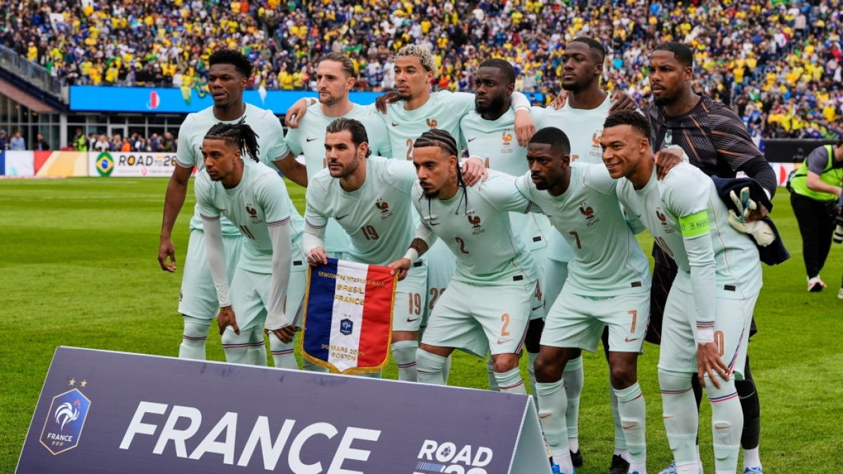 Franz&ouml;sische Spieler stellen sich vor dem internationalen Freundschaftsspiel zwischen Brasilien und Frankreich in Foxborough, Massachusetts f&uuml;r ein Mannschaftsfoto auf. Frankreich nimmt an der Fu&szlig;ball-WM 2026 teil, am 26.03.2026. (Symbolbild) (Foto)