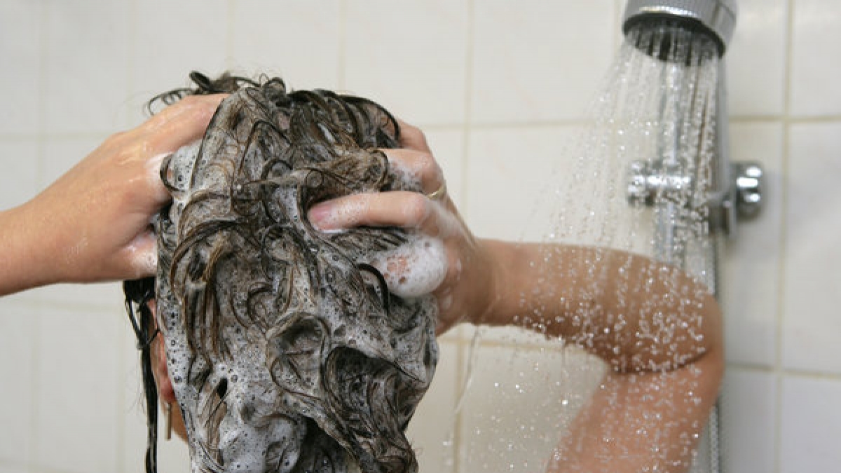 Sie sch&auml;umen gut und reinigen die Haare sehr gut, doch meistens zu gut. Zu starke Tenside (Sulfate) k&ouml;nnen die Kopfhaut und die Haare austrocknen. (Foto)