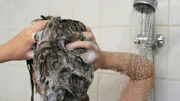 Sie schäumen gut und reinigen die Haare sehr gut, doch meistens zu gut. Zu starke Tenside (Sulfate) können die Kopfhaut und die Haare austrocknen.