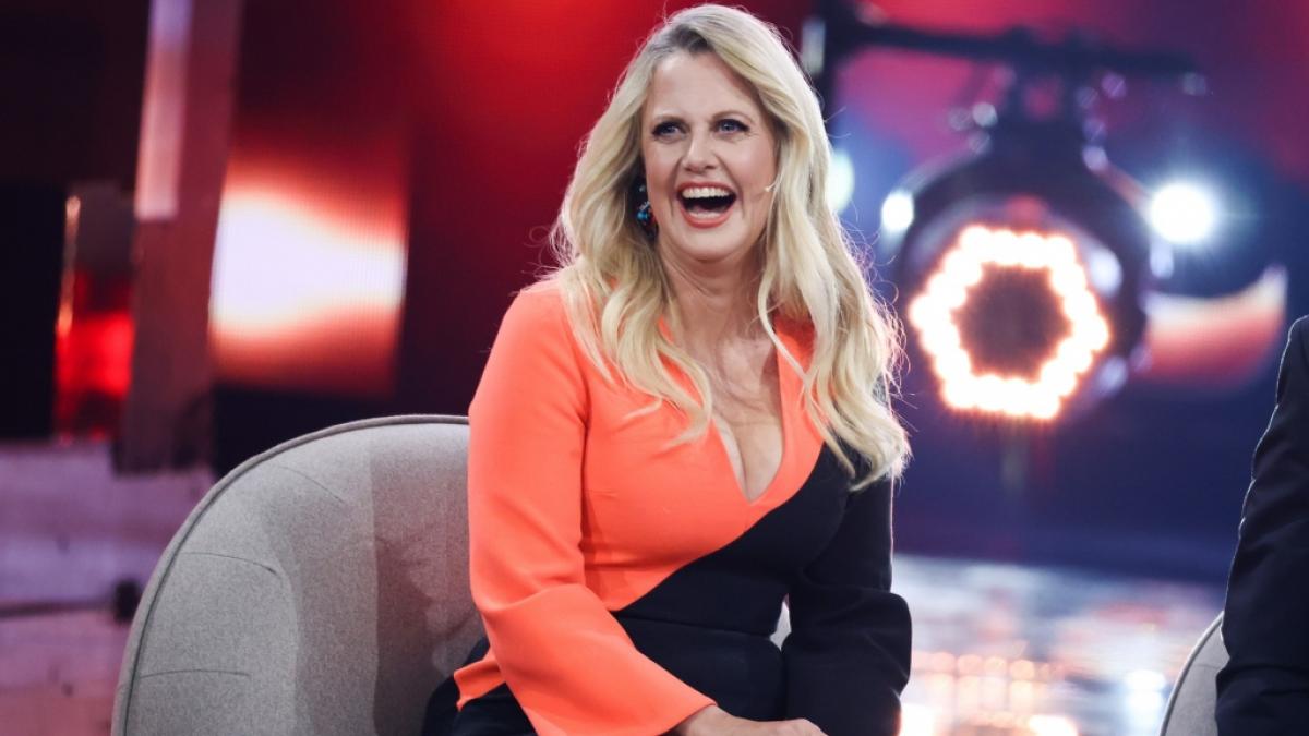 Die Moderatorin Barbara Sch&ouml;neberger lacht in der ARD-Show "Verstehen Sie Spa&szlig;". (Foto)