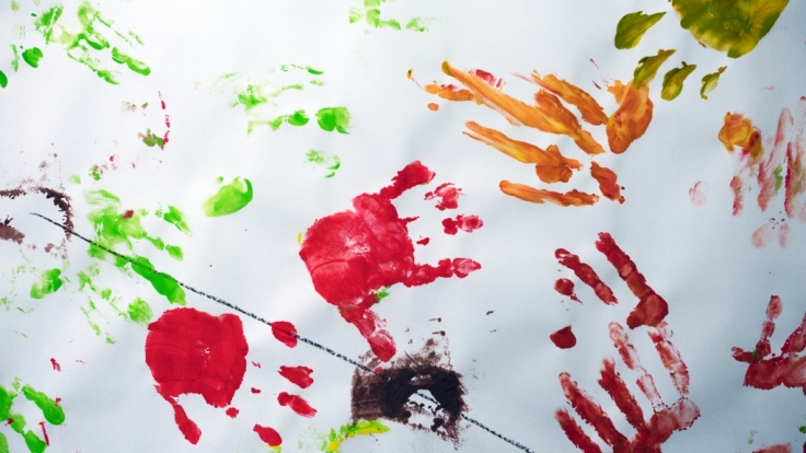 Mit Fingermalfarbe zu spielen ist für Kinder eine große Freude - doch im August 2019 wird Malfarbe wegen Keimbelastung zurückgerufen (Symbolfoto).