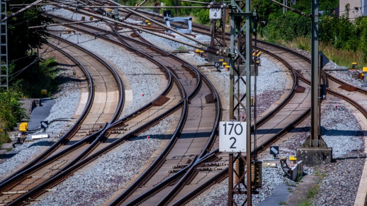 Hier f&auml;hrt ab dem 1. August kein Zug mehr: Die Bahnstrecke zwischen Berlin und Hamburg wird bis April 2026 f&uuml;r eine Generalsanierung gesperrt. (Foto)