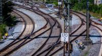 Hier fährt ab dem 1. August kein Zug mehr: Die Bahnstrecke zwischen Berlin und Hamburg wird bis April 2026 für eine Generalsanierung gesperrt.