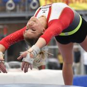 Elisabeth Seitz zeigt einen Sprung während des Trainings.