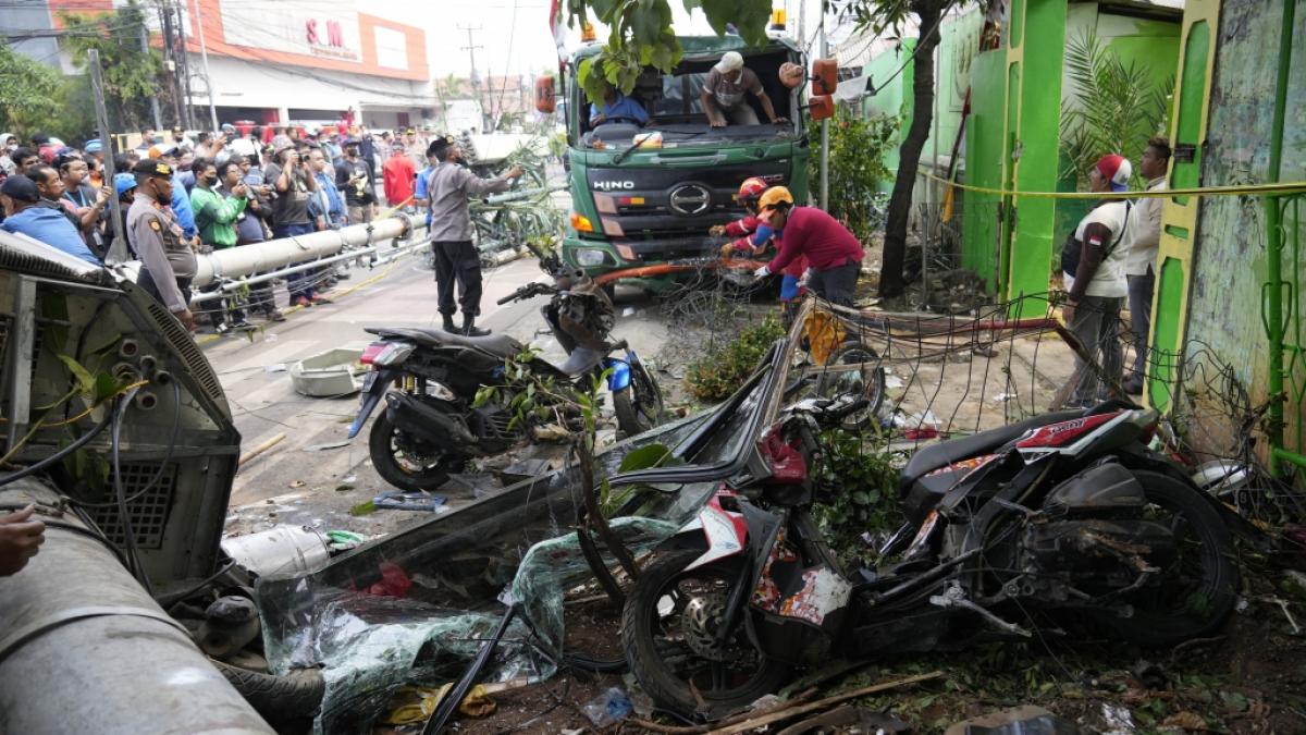 Bei einem tragischen Lkw-Unfall im indonesischen Bekasi sind mehrere Kinder an einer Bushaltestelle get&ouml;tet worden. (Foto)