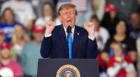 Ekel-Auftritt hinter Donald Trump - MAGA-Fan wird im Netz verspottet.