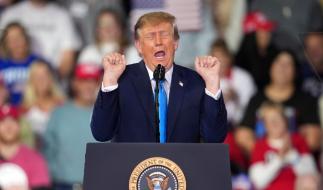 Ekel-Auftritt hinter Donald Trump - MAGA-Fan wird im Netz verspottet.