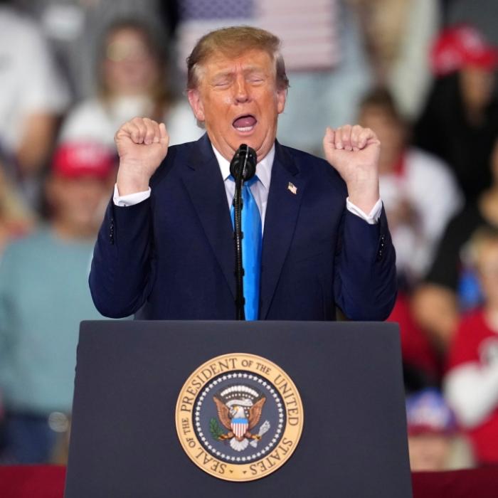 Ekel-Auftritt hinter Donald Trump - MAGA-Fan wird im Netz verspottet.