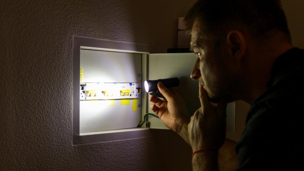 Eine Taschenlampe kann im Notfall ein kleiner Lebensretter sein. (Foto)