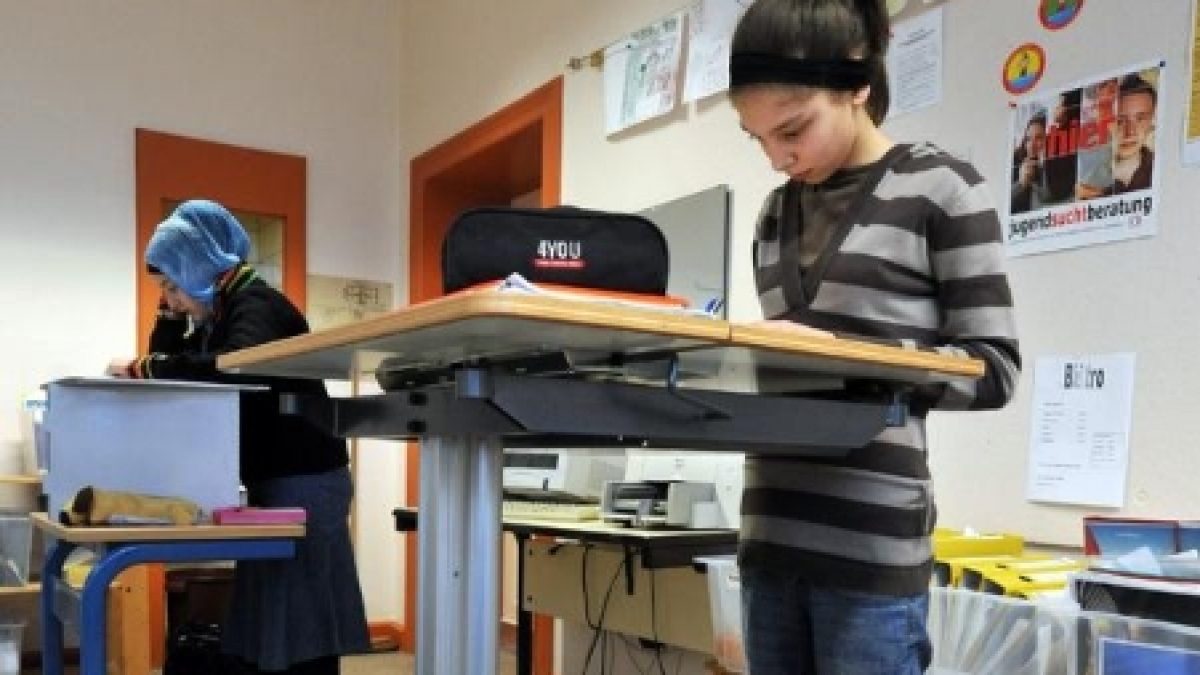 Stehen im Unterricht: Was zun&auml;chst nach Strafe aussieht, kann mit abwechselndem Sitzen zum besseren Lernen f&uuml;hren. (Foto)