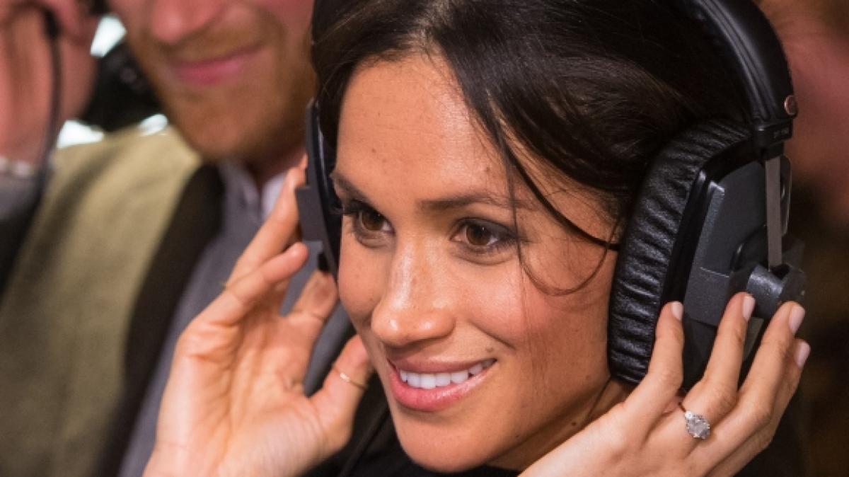 Auch wenn ihr Kopfh&ouml;rer ausgezeichnet stehen: Als Podcasterin ging Meghan Markle gnadenlos baden. (Foto)