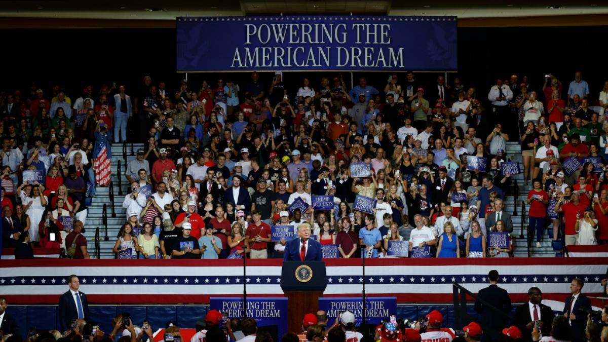 Donald Trump bei einer Wahlkampfveranstaltung in Georgia: W&auml;hrend der Pr&auml;sident spricht, sorgt ein Zuschauer hinter ihm mit einer Imitation seiner Gesten f&uuml;r einen viralen Moment. (Foto)