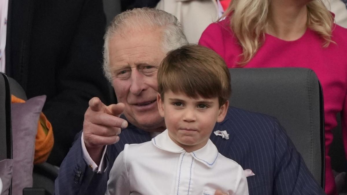 Bei seinem Opa Prinz Charles wurde der ungest&uuml;me Prinz Louis pl&ouml;tzlich lammfromm. (Foto)