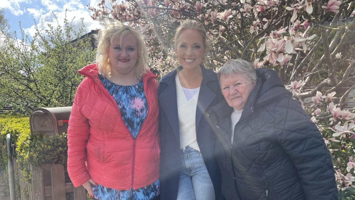 "Schwiegertochter gesucht" Moderatorin Angela Finger-Erben (m.) mit Kandidatin Claudia (l.) und Mutter Maria. (Foto)