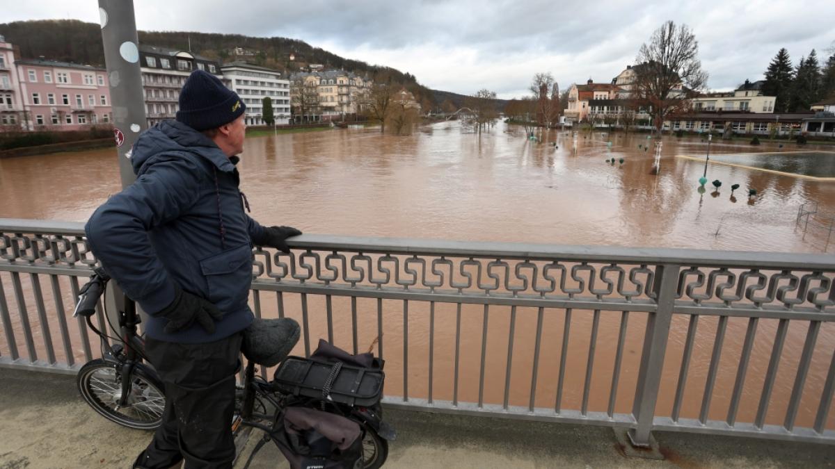Sollte die Schuldenbremse wegen des aktuellen Hochwassers in Deutschland (hier an der Fr&auml;nkischen Saale) ausgesetzt werden? (Foto)