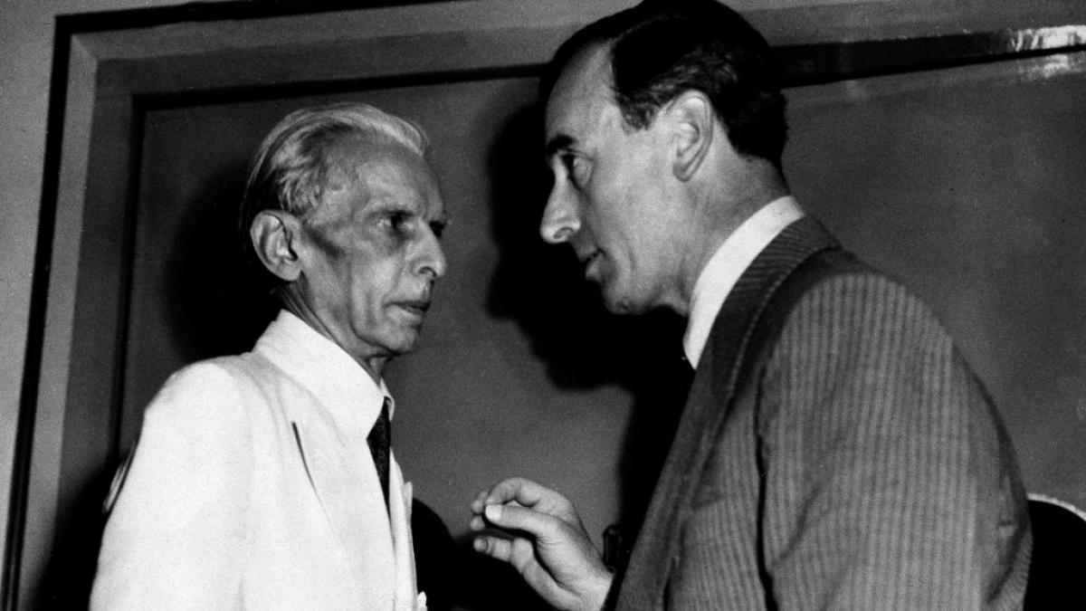 Lord Louis Mountbatten (r), der Generalgouverneur und Vizek&ouml;nig von Indien, im Sommer 1947 im Gespr&auml;ch mit Muhammed Ali Jinnah, dem Pr&auml;sident der Muslimliga. (Foto)