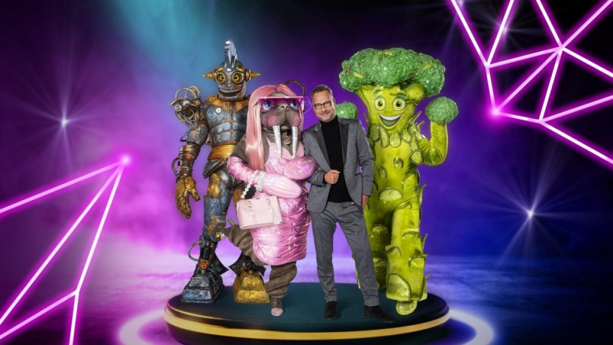 Die ersten Masken sind da! "The Masked Singer"-Moderator Matthias Opdenhövel posiert mit No Name, dem Walross und Brokkoli. (Foto)