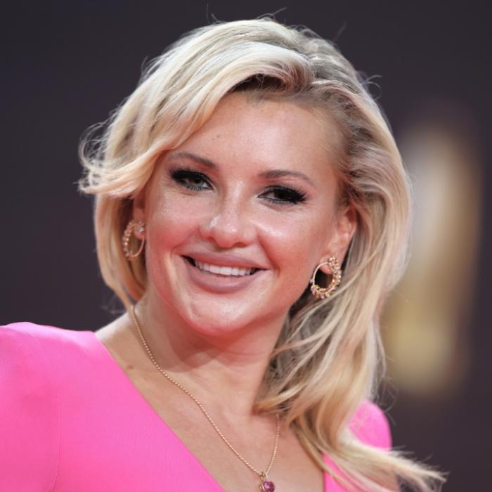 Sideboob-Alarm! TV-Star sorgt für Hingucker im Advent