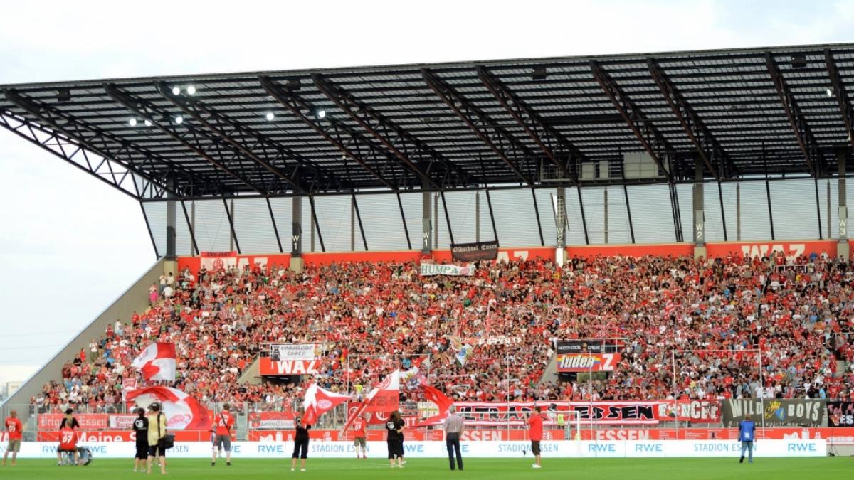 Die Fans von Rot-Weiss Essen unterst&uuml;tzen ihre Mannschaft tatkr&auml;ftig. (Symbolbild) (Foto)