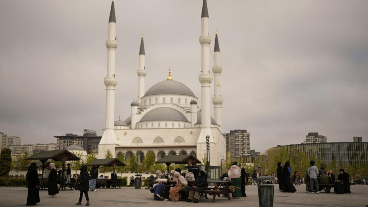 Menschen versammeln sich nach dem Erdbeben der St&auml;rke 6,2 in Istanbul im Freien. (Foto)