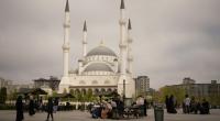 Menschen versammeln sich nach dem Erdbeben der Stärke 6,2 in Istanbul im Freien.