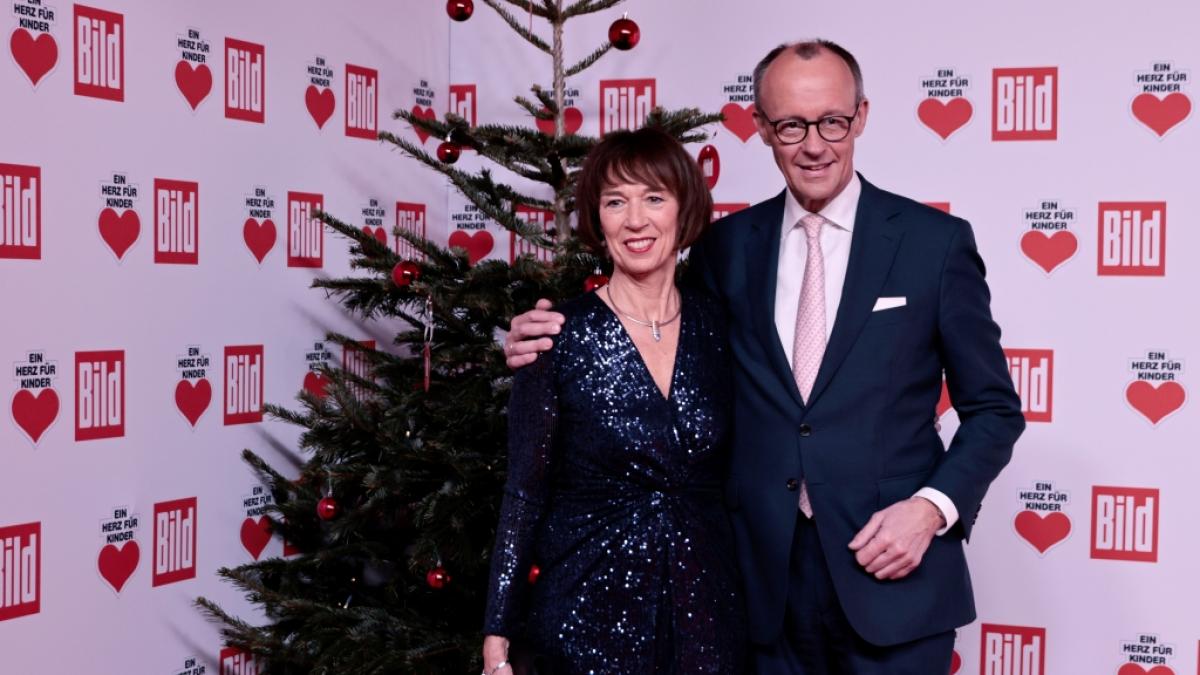 CDU-Bundesvorsitzender Friedrich Merz und Frau Charlotte gemeinsam auf dem roten Teppich der Spendengala "Ein Herz f&uuml;r Kinder". (Foto)