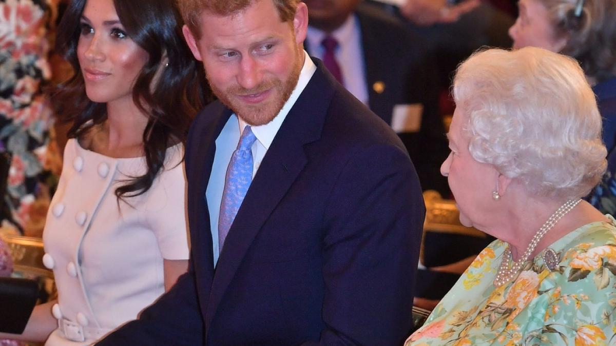 Prinz Harry und seine Gro&szlig;mutter Queen Elizabeth II. verband stets ein inniges Verh&auml;ltnis - kann der Herzog von Sussex die Streitigkeiten der j&uuml;ngsten Vergangenheit beilegen? (Foto)