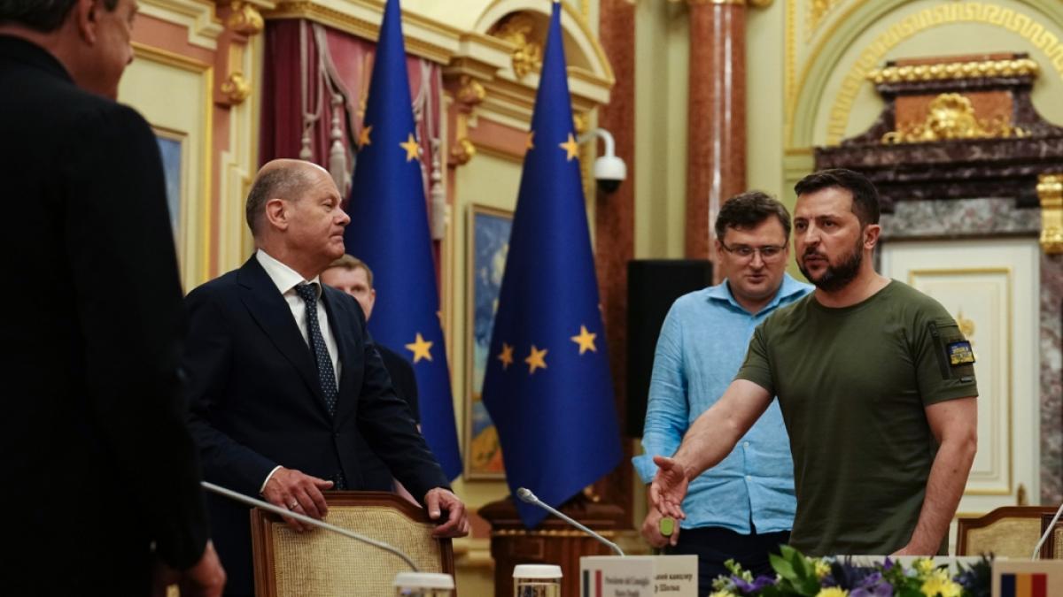 Der ukrainische Pr&auml;sident Wolodymyr Selenskyj spricht mit Bundeskanzler Olaf Scholz und Mario Draghi, dem Ministerpr&auml;sidenten von Italien. (Foto)