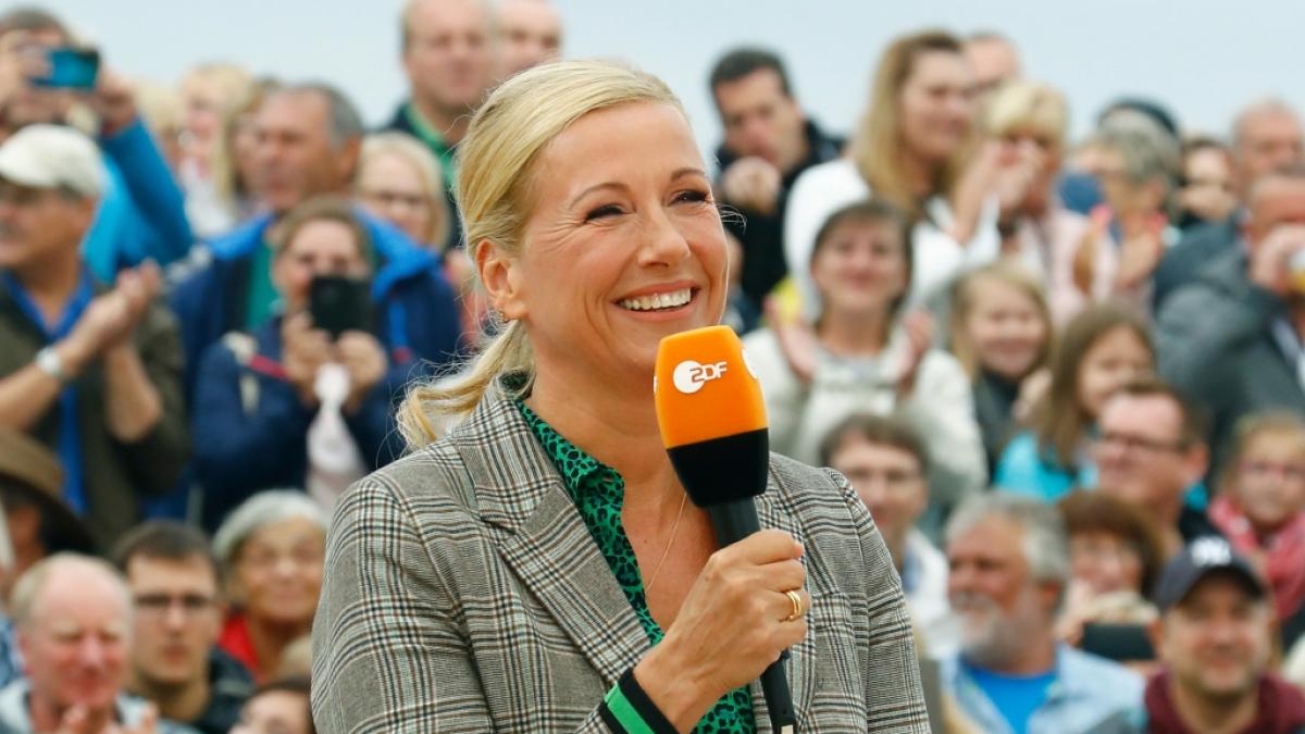 Andrea Kiewel begr&uuml;&szlig;t ihre Fans am 12. September 2021 zu einer neuen Ausgabe im "ZDF Fernsehgarten". (Foto)