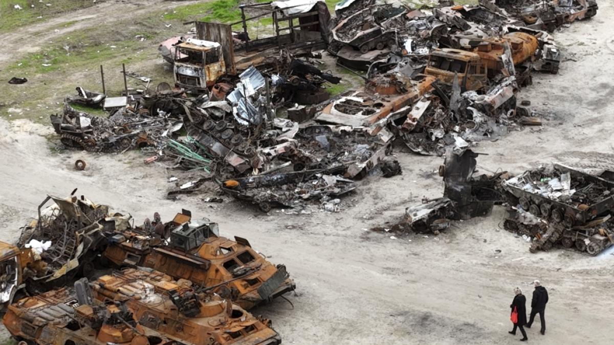 Fotos zeigen Hunderte zerst&ouml;rte russische Milit&auml;rfahrzeuge in und rund um Butscha. (Foto)