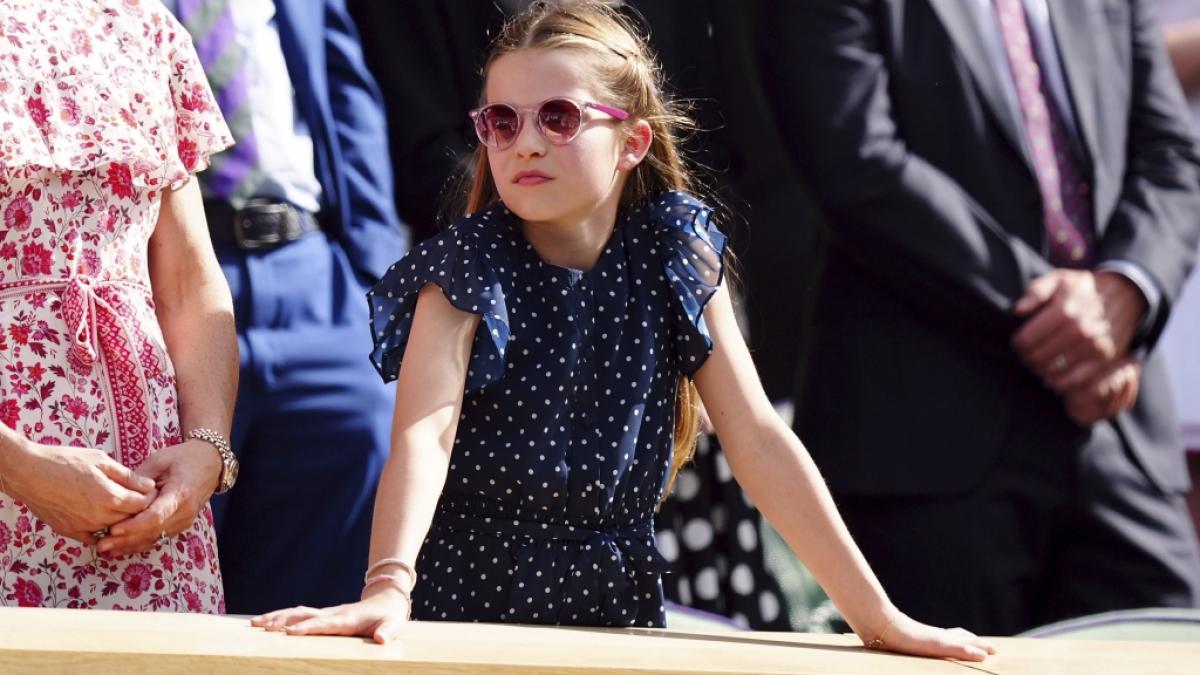 Prinzessin Charlotte zog im P&uuml;nktchenkleid und mit rosa Sonnenbrille beim Wimbledon-Finale alle Blicke auf sich. (Foto)