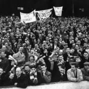 Fans von Nottingham Forest 1959: Man beachte die Transparente oben und den Fanschal (untere Reihe, Mitte).