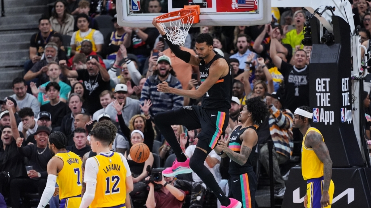 Jake Laravia (12) von den Los Angeles Lakers schaut auf das Spielfeld nachdem Victor Wembanyama einen Korb gelegt hat, am 07.01.2026. (Symbolbild) (Foto)