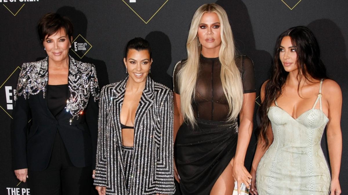 Kourtney Kardashian (2 v.li.) heizt im Badeanzug ihren Fans ein. (Foto)