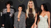 Kourtney Kardashian (2 v.li.) heizt im Badeanzug ihren Fans ein.