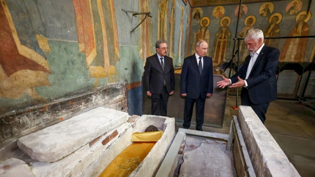Wladimir Putin (Mitte) l&auml;sst sich die&nbsp;Reliquien des heiligen Gro&szlig;f&uuml;rsten Dmitri Donskoi zeigen. (Foto)