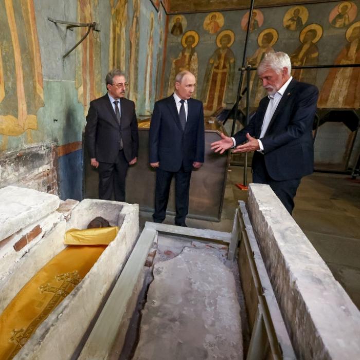 Spott über bizarre Pläne - Kremlchef schickt Überreste eines Heiligen an die Front