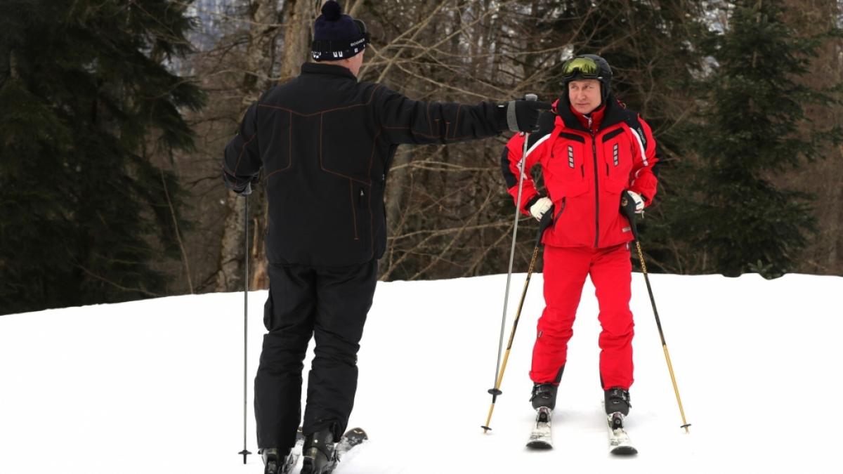 Wladimir Putin mit Alexander Lukaschenko beim Skifahren im Jahr 2019. (Foto)